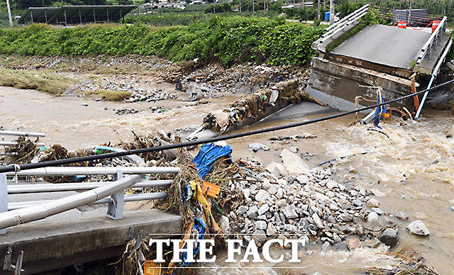 집중호우로 붕괴된 교량. 사진은 기사와 관련없음 /더팩트 DB