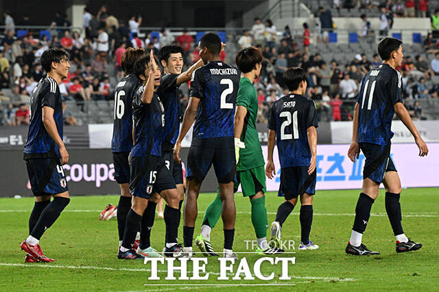 '한일전 0-1 패배' 아쉬워하는 대표팀 선수단.