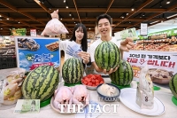  닭·수박 '10년 전 가격보다 더 싸다'...이마트 '초복 할인' [TF사진관]