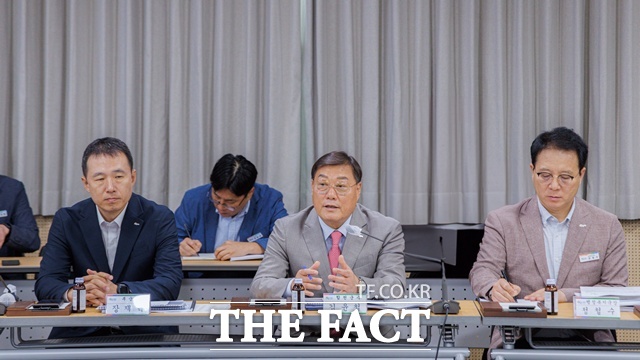 16일 김윤철(가운데) 합천군수가 민선8기 출범 3주년을 맞아 언론인 간담회를 열고 지난 3년간의 군정 성과를 돌아보고 앞으로의 비전을 밝혔다. /합천군