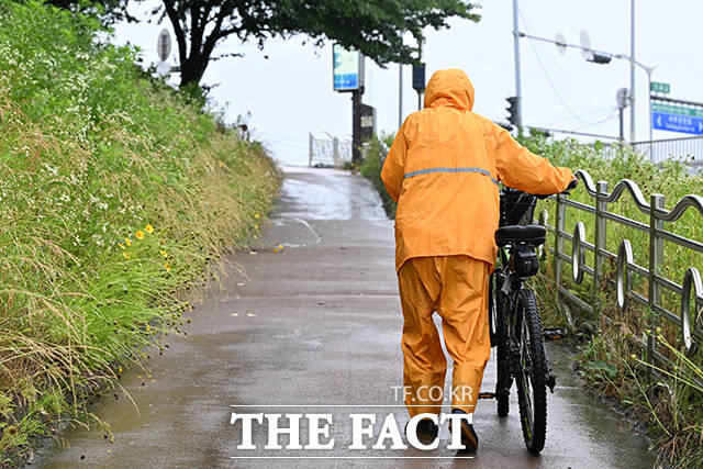 16일 오후부터 중부지방을 중심으로 돌풍과 천둥·번개를 동반한 매우 강한 비가 내릴 것으로 예보됐다./서예원 기자