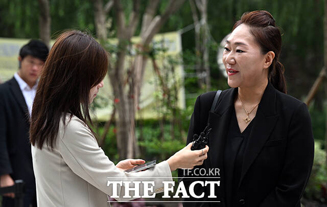 명태균 의혹 사건의 폭로자 강혜경 씨(가운데)가 16일 오전 서울 종로구 KT 광화문 빌딩 웨스트에 마련된 김건희 특검(특별검사 민중기)에 참고인 신분으로 출석해 취재진의 질문을 받고 있다. /임영무 기자