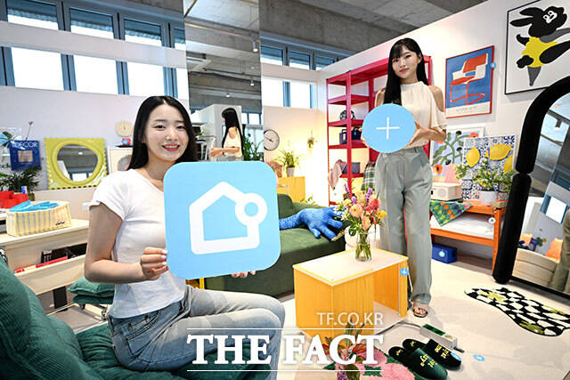 인테리어 플랫폼 오늘의집이 상설 전시장을 연 16일 오전 서울 종로구 북촌에 마련된 오프하우스에서 모델들이 체험 공간을 소개하며 포즈를 취하고 있다. /남용희 기자