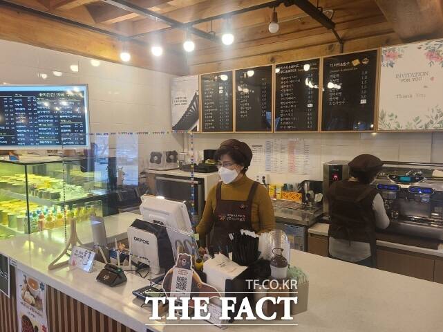 공주시니어클럽 청춘카페 2호점. /공주시