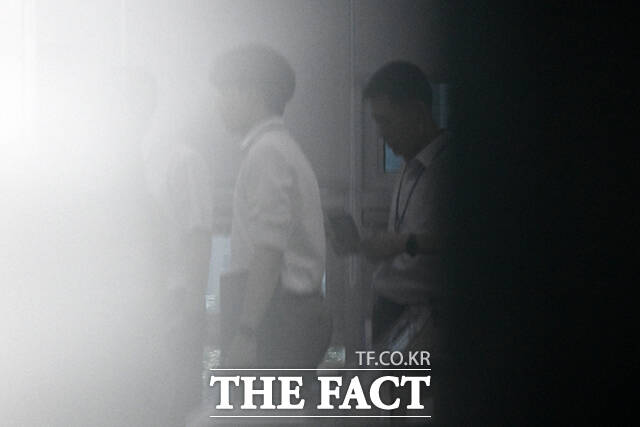 지난 8일 오후 김건희 특검팀이 윤상현 국민의힘 의원에 대한 압수수색을 실시한 가운데 서울 여의도 국회 의원회관 윤상현 의원 사무실에서 관계자들이 분주히 움직이고 있다. /남윤호 기자