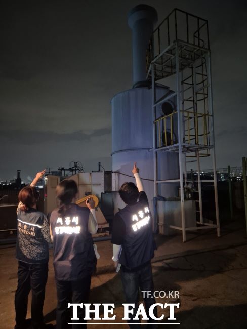 시흥스마트허브 악취 배출 사업장 감시활동 모습./시흥시