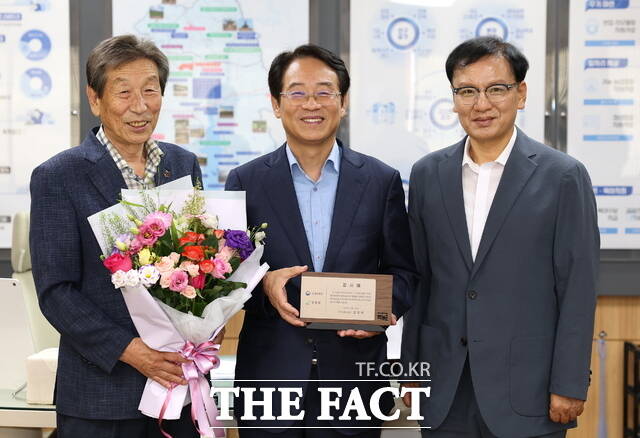 강진원 강진군수가 김석기 광주지방보훈청장으로부터 감사패를 받고 있다./강진군