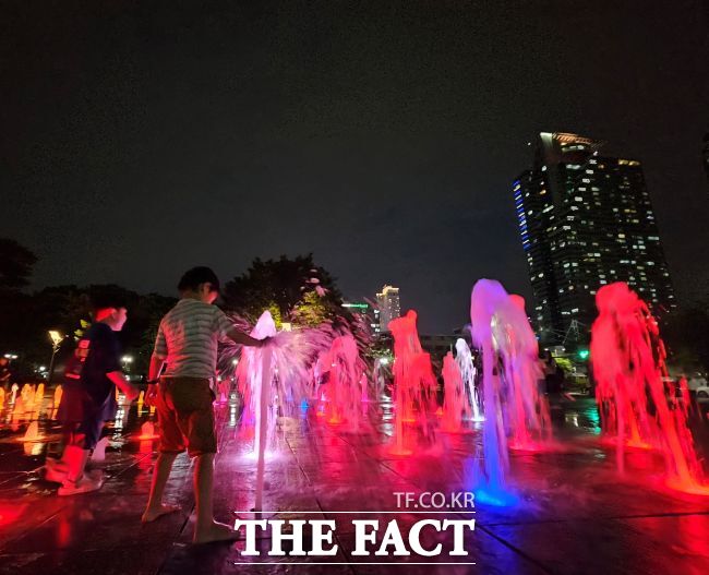 평촌중앙공원 물놀이시설에서 어린이가 물놀이를 즐기고 있다./안양시