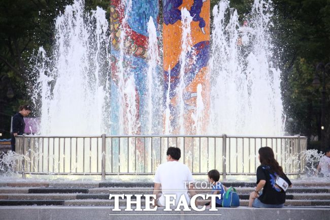 평촌중앙공원 물놀이시설에서 한 가족이 휴식을 취하고 있다./안양시