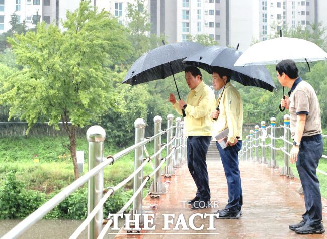 최대호 안양시장이 폭우 속에 충훈2교와 쌍개울 하천에 대한 긴급 점검에 나섰다. /안양시