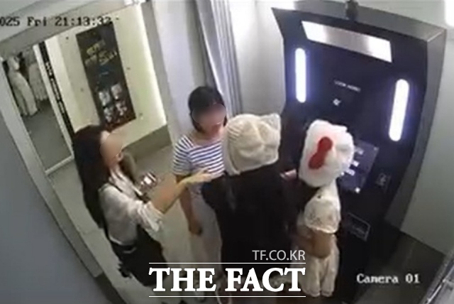 지난 11일(현지시간) 베트남 하노이 한 포토부스에서 한국인 여성과 베트남 여성(모자) 사이 이용 시간을 두고 신경전이 벌어졌다. 이후 집단 몸싸움으로 번졌다. /페이스북 캡처