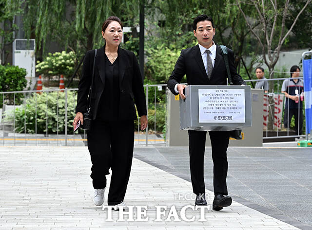 명태균 의혹 사건의 폭로자 강혜경 씨(가운데)가 16일 오전 서울 종로구 KT 광화문 빌딩 웨스트에 마련된 김건희 특검(특별검사 민중기)에 참고인 신분으로 출석해 취재진의 질문을 받고 있다. /임영무 기자