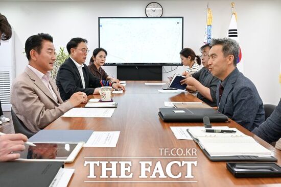 김동근 의정부시장(왼쪽 첫 번째)이 지난 15일 국방부 경기북부 미군공여지처리방안검토TF장을 만나 미군 반환공여구역 개발의 애로사항을 설명하고 있다./의정부시