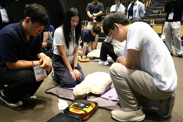 한화 건설부문이 지난 15일 혹서기 대비 안전보건관리자를 대상으로 상황별 스마트 응급처치 교육을 실시했다. /한화 건설부문