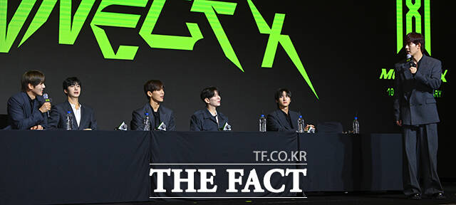 주헌(오른쪽)은 신보와 관련된 이야기를 이어가던 중