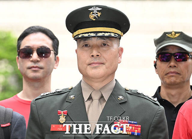 해병대 채 상병 순직 사건과 관련해 항명 등 혐의를 받는 박정훈 전 해병대 수사단장(대령)이 13일 오전 서울 서초구 서울고등법원에서 열린 항소심에 출석하며 기자회견을 갖고 있다. /박헌우 기자