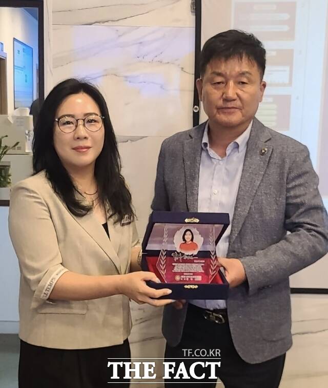 김은아 아산시의회 의원이 감사패를 받고 기념촬영을 하고 있다. /한국교통장애인협회