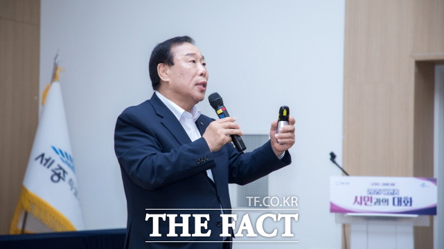 최민호 세종시장이 15일 연동면 행복누림터에서 열린 시민과의 대화에서 시정을 설명하고 있다. /세종시