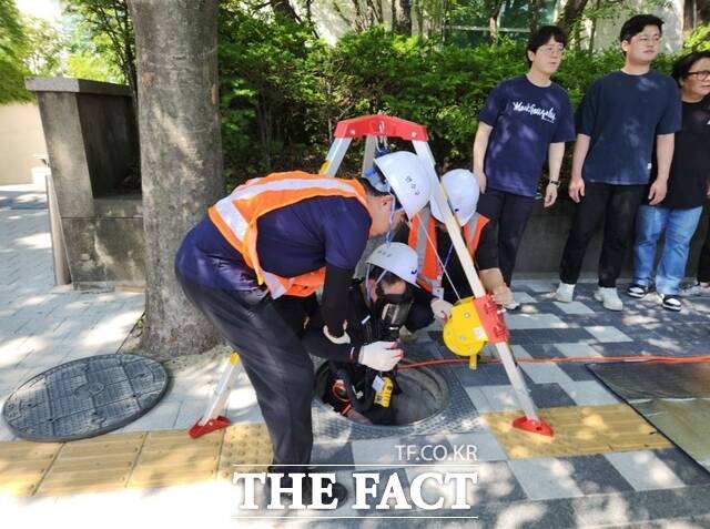 연수구 관계자들이 하수구 맨홀 내의 유해가스 농도을 측정하고 있다./연수구