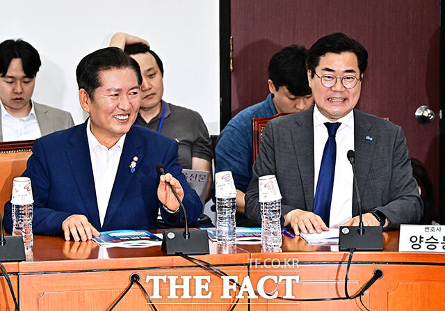 박찬대 더불어민주당 당대표 후보(오른쪽)가 15일 썩은 국회의원 배지를 국민이 직접 뗄 수 있게 하겠다며 국회의원 국민소환제 도입을 포함한 정치·정당개혁 10대 공약을 발표했다. /국회=배정한 기자