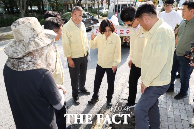 김보라 안성시장이 16일 집중호우에 대비해 현장을 살피고 있다. /안성시