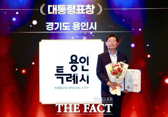 이상일 용인시장이 지난 11일 제14회 인구의 날 기념식에서 인구정책 유공 대통령 표창을 수상한 뒤 기념 촬영을 하고 있다./용인시