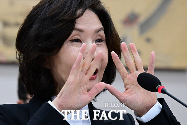 이진숙 사회부총리 겸 교육부 장관 후보자가 16일 오후 서울 여의도 국회 교육위원회에서 열린 인사청문회에 출석해 김영호 위원장의 질의를 잘못 이해하고 답변했다며 손사래를 치고 있다. /국회=남윤호 기자