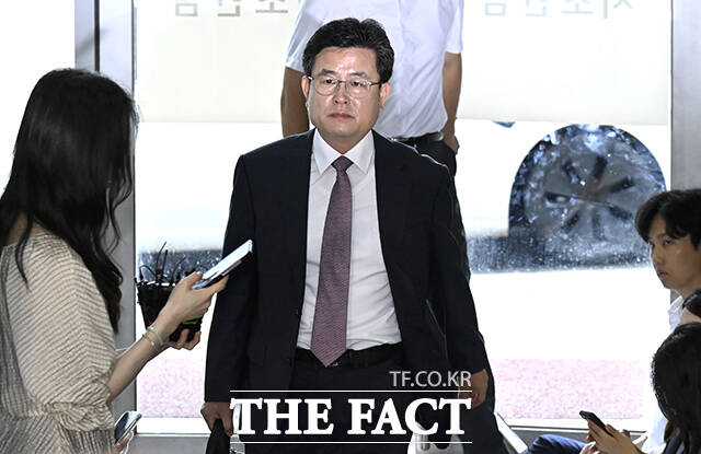 강의구 전 대통령실 부속실장이 16일 오후 서울 서초구 순직해병특검 사무실에 참고인 신분으로 조사를 받기 위해 출석하고 있다. /장윤석 기자