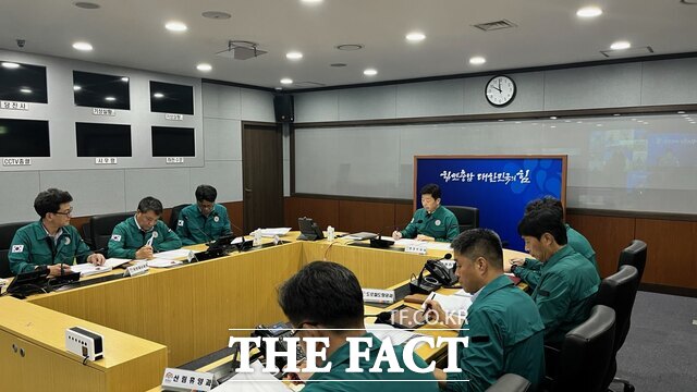 박정주 충남도 행정부지사가 16일 도청 재난상황실에서 호우대비 도·시군 긴급 대책회의(국지망 영상회의)를 주재하고 있다. /충남도