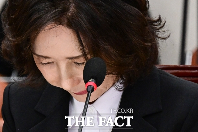 16일 이진숙 사회부총리 겸 교육부장관 후보자 인사청문회에서는 논문 표절·중복게재 의혹, 자녀 불법 조기유학, 유초중등교육 전문성 문제가 주요 쟁점으로 다뤄졌다. 사진은 이 후보자가 이날 서울 여의도 국회 교육위원회에서 열린 청문회에서 본인을 둘러싼 의혹에 사과하는 모습./남윤호 기자