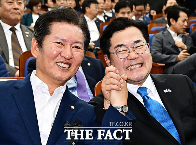 더불어민주당 당권주자들이 앞다퉈 선명성 경쟁에 나섰다. 강도 높은 개혁 드라이브로 정책 차별화에 몰두하는 모습이다. 명심 경쟁을 넘어 강성 지지층을 겨냥해 존재감 부각을 꾀하고 있다는 평가가 나온다. 정청래 후보(왼쪽)와 박찬대 후보가 지난달 24일 오후 서울 여의도 국회에서 열린 의원총회에 참석해 손을 꼭 잡은 채 환한 미소를 짓고 있는 모습. /국회=배정한 기자