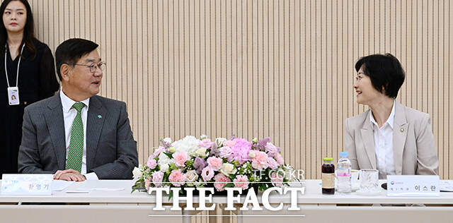 대화 나누는 황영기 초록우산 회장(왼쪽)과 이스란 보건복지부 제1차관.