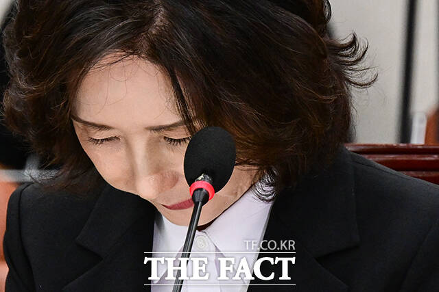 이진숙 사회부총리 겸 교육부 장관 후보자가 16일 오전 서울 여의도 국회 교육위원회에서 열린 인사청문회에 출석해 자신을 향해 제기된 일련의 의혹에 대해 사과하며 고개를 떨구고 있다. /국회=남윤호 기자