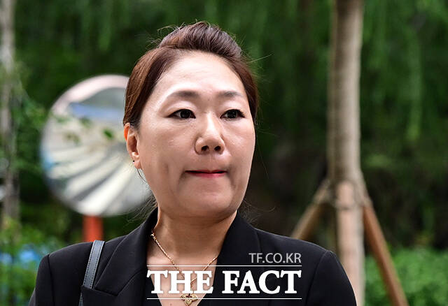 명태균 의혹 사건의 폭로자 강혜경 씨(가운데)가 16일 오전 서울 종로구 KT 광화문 빌딩 웨스트에 마련된 김건희 특검(특별검사 민중기)에 참고인 신분으로 출석해 취재진의 질문을 받고 있다. /임영무 기자