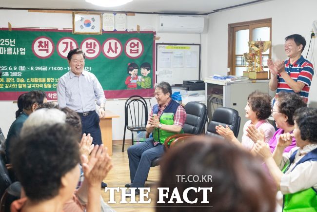 박승원 광명시장(왼쪽)이 올해 첫 우리동네 시장실을 16일 학온동에서 했다. /광명시