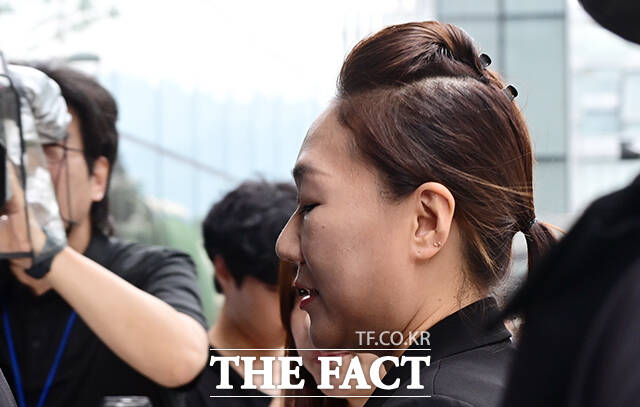 명태균 의혹 사건의 폭로자 강혜경 씨(가운데)가 16일 오전 서울 종로구 KT 광화문 빌딩 웨스트에 마련된 김건희 특검(특별검사 민중기)에 참고인 신분으로 출석해 취재진의 질문을 받고 있다. /임영무 기자