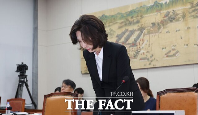 이진숙 사회부총리 겸 교육부 장관 후보자가 16일 서울 여의도 국회 교육위원회에서 열린 인사청문회에서 자녀 조기유학 관련해 허리 숙여 사과하고 있다. / 뉴시스