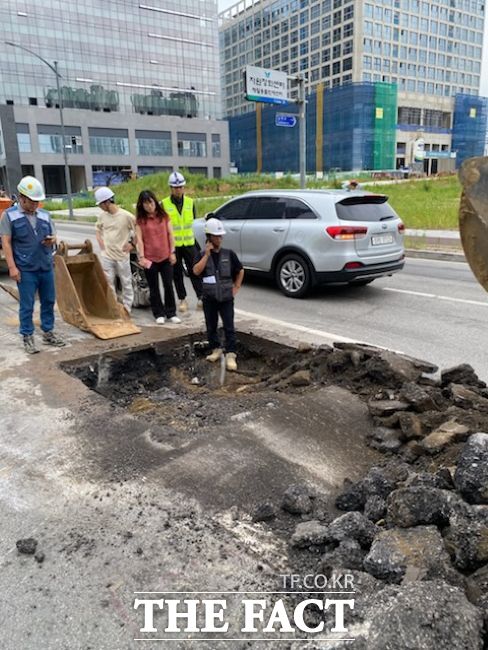 지반 정밀조사에서 발견한 공동을 복구하고 있다./과천시