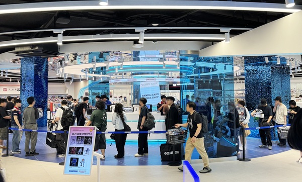 아이파크몰 반다이남코 코리아 스토어 신규 오픈일인 지난 15일 오픈런에 성공한 고객들이 상품을 구매하기 위해 계산대 앞에서부터 길게 줄 서 있다. /아이파크몰