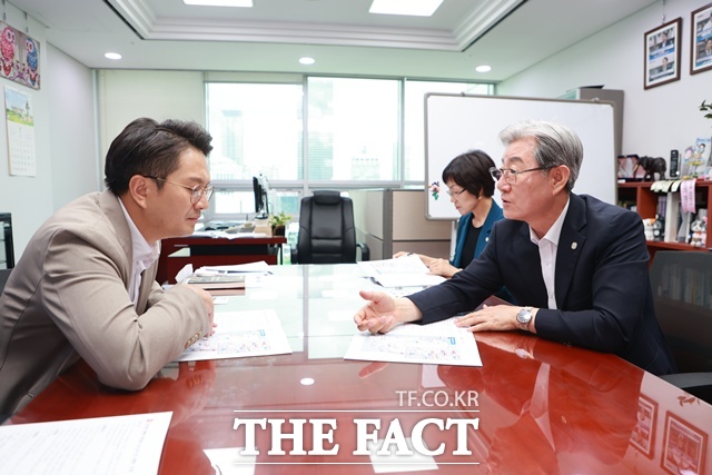 오태완(오른쪽) 의령군수가 국토교통위원회 예산결산기금심사소위원회 위원장인 전용기 더불어민주당(경기 화성시정) 의원을 만나 국가도로망 남북6축 노선 연장 및 의령IC 건설의 당위성을 설명하고 있다. /의령군