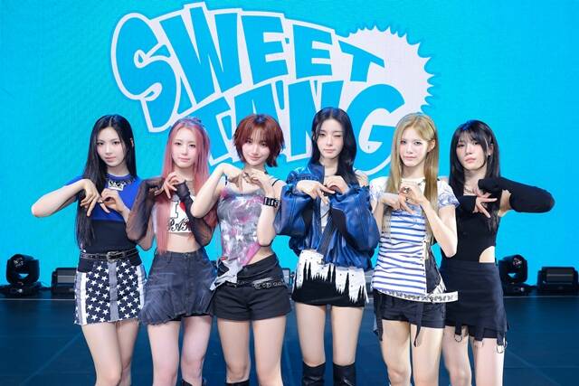 이프아이의 물결 낭 pt.2 sweet tang은 일렁이는 물결 한가운데 놓인 소녀들의 성장 서사를 담은 앨범이다. /하이헷엔터테인먼트