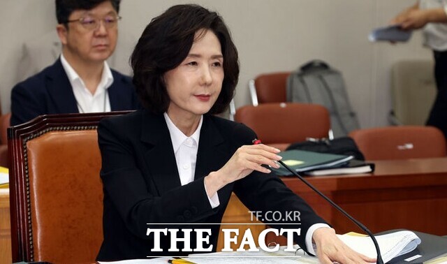 이진숙 사회부총리 겸 교육부 장관 후보자가 16일 서울 여의도 국회 교육위원회에서 열린 인사청문회에서 마이크 위치를 조정하고 있다. /뉴시스