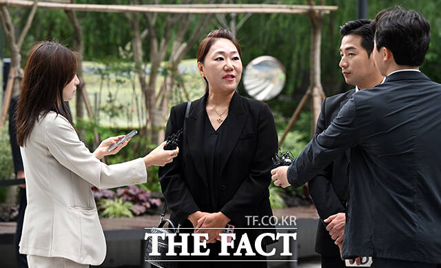 명태균 의혹 사건의 폭로자 강혜경 씨(가운데)가 16일 오전 서울 종로구 KT 광화문 빌딩 웨스트에 마련된 김건희 특검(특별검사 민중기)에 참고인 신분으로 출석해 취재진의 질문을 받고 있다. /임영무 기자