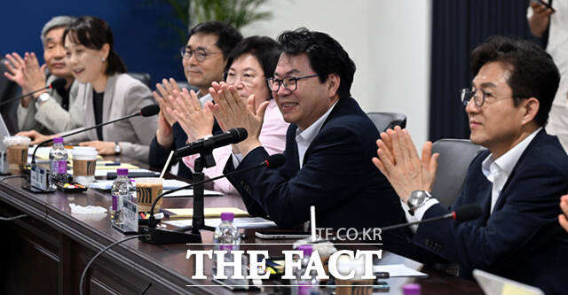 이한주 국정기획위원회 위원장이 간담회 시작에 앞서 참석자 소개를 들으며 박수치고 있다.