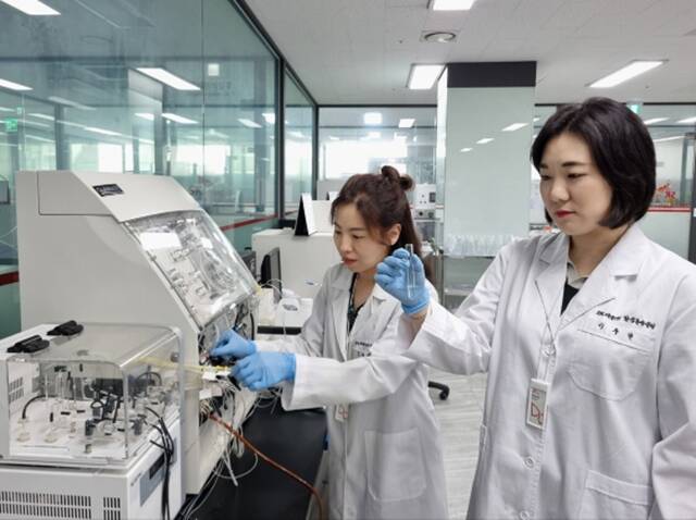 SK매직 화성캠퍼스 내 환경분석센터에서 연구원들이 실험하고 있다. /SK매직