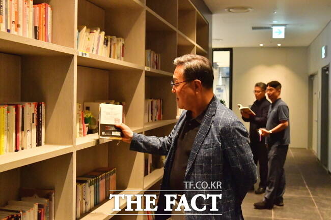 시석중 경기신용보증재단 이사장이 16일 사내도서관 지혜의 샘을 둘러보고 있다. /경기신보