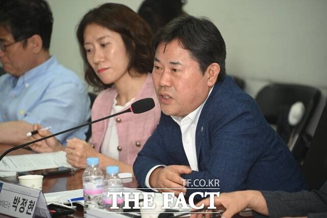 박정현 부여군수가 15일 국회의원회관에서 열린 ‘기본사회 실현을 위한 국민총행복증진법 제정 토론회’에 종합토론자로 참석해 의견을 발표하고 있다. /부여군