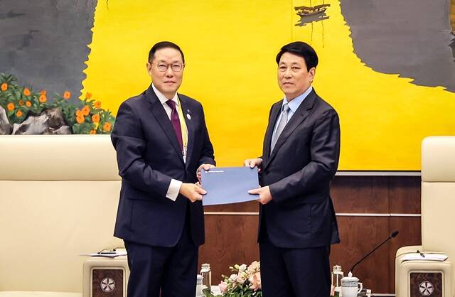 조현상 HS효성 부회장(왼쪽)이 지난 15일 베트남 하이퐁에서 르엉 끄엉 베트남 국가주석을 만나 APEC 공식 초청장을 전달하고 있다. /더팩트 DB