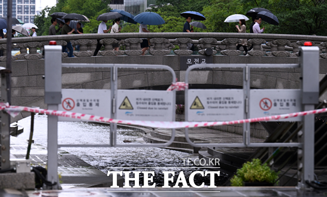 서울시는 오후 5시쯤 서울 전역에 호우주의보를 내리고 청계천과 안양천 등 시내 29개 하천 출입을 통제했다. 서울시는 이날 오후 4시30분부터 강우 상황과 관련해 ‘주의’ 단계인 ‘1단계’를 발령하고 비상근무에 들어갔다. /이새롬 기자