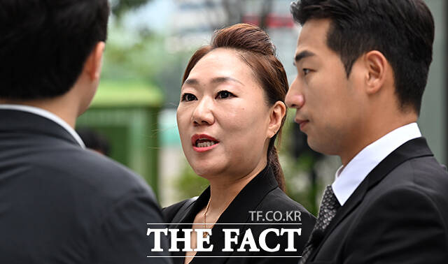 공천개입 의혹의 공익 제보자로 알려진 강혜경 씨가 윤상현 국민의힘 의원과 이준석 개혁신당 대표도 김영선 전 국민의힘 의원의 공천에 관여했다고 주장했다. 명태균 의혹 사건의 폭로자 강혜경 씨가 16일 오전 서울 종로구 KT 광화문 빌딩 웨스트에 마련된 김건희 특검(특별검사 민중기)에 참고인 신분으로 출석해 기자의 질문을 받고 있다. /임영무 기자